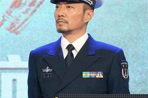 海军衣服前面带子怎么系